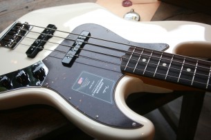 FENDER "American Professional II Jazz Bass,Olympic White, Rosewwod" 4, 23 KG