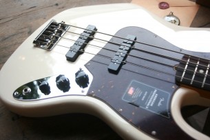 FENDER "American Professional II Jazz Bass,Olympic White, Rosewwod" 4, 23 KG