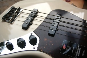 FENDER "American Professional II Jazz Bass,Olympic White, Rosewwod" 4, 23 KG