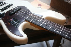 FENDER "American Professional II Jazz Bass,Olympic White, Rosewwod" 4, 23 KG