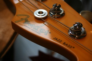 FENDER "American Professional II Jazz Bass,Olympic White, Rosewwod" 4, 23 KG