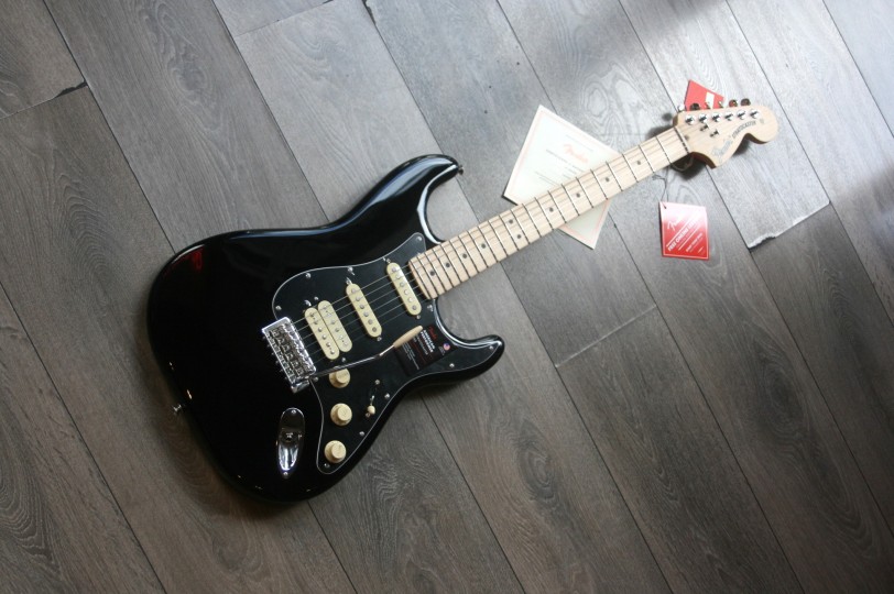 FENDER "American Performer Stratocaster HSS, Black,Maple"GIGBAG, 3, 66 KG
