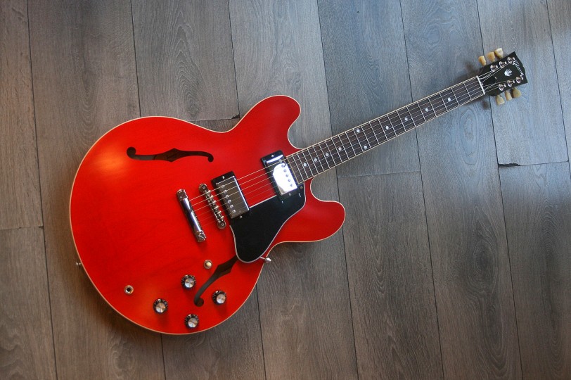 GIBSON "ES-335 Satin Cherry" 3, 75 KG GIBSON "ES-335 Satin Cherry" 3, 75 KG