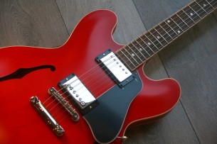 GIBSON "ES-335 Satin Cherry" 3, 75 KG GIBSON "ES-335 Satin Cherry" 3, 75 KG