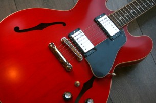 GIBSON "ES-335 Satin Cherry" 3, 75 KG GIBSON "ES-335 Satin Cherry" 3, 75 KG