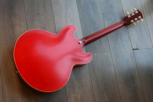 GIBSON "ES-335 Satin Cherry" 3, 75 KG GIBSON "ES-335 Satin Cherry" 3, 75 KG