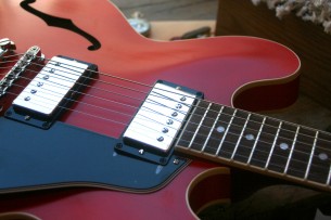 GIBSON "ES-335 Satin Cherry" 3, 75 KG GIBSON "ES-335 Satin Cherry" 3, 75 KG