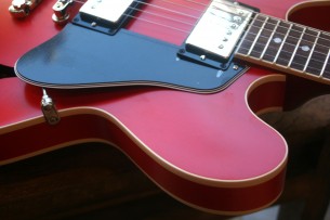 GIBSON "ES-335 Satin Cherry" 3, 75 KG GIBSON "ES-335 Satin Cherry" 3, 75 KG