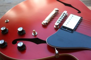GIBSON "ES-335 Satin Cherry" 3, 75 KG GIBSON "ES-335 Satin Cherry" 3, 75 KG