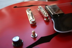 GIBSON "ES-335 Satin Cherry" 3, 75 KG GIBSON "ES-335 Satin Cherry" 3, 75 KG
