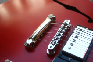 GIBSON "ES-335 Satin Cherry" 3, 75 KG GIBSON "ES-335 Satin Cherry" 3, 75 KG