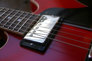 GIBSON "ES-335 Satin Cherry" 3, 75 KG GIBSON "ES-335 Satin Cherry" 3, 75 KG