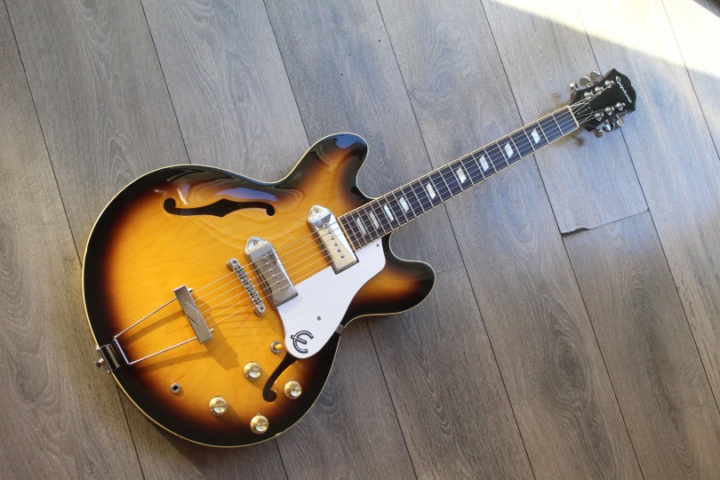 EPIPHONE "Elitist '65 Casino Vintage Sunburst 2001" HARDCASE, 2, 95 KG