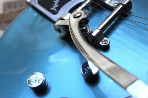 GRETSCH "G5622T-140 Electromatic 140th Double Platinum Anniversary Center Block in Two Tone Stone Pearl Platinum with Bigsby"