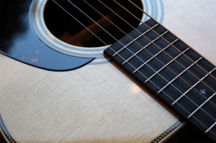 MARTIN "00- 28" with her original hardcase