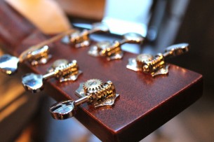 MARTIN "00- 28" with her original hardcase