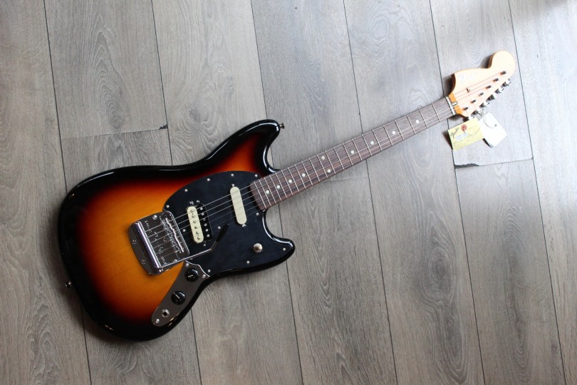 FENDER "Made in Japan Traditional Mustang Limited Run Reverse Head" GIGBAG, 3, 25 KG