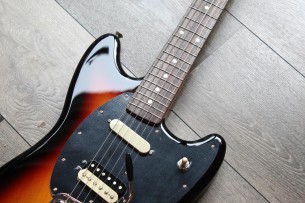 FENDER "Made in Japan Traditional Mustang Limited Run Reverse Head" GIGBAG, 3, 25 KG