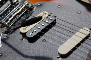 FENDER "Made in Japan Traditional Mustang Limited Run Reverse Head" GIGBAG, 3, 25 KG