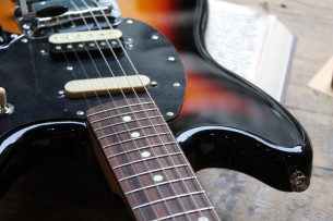 FENDER "Made in Japan Traditional Mustang Limited Run Reverse Head" GIGBAG, 3, 25 KG