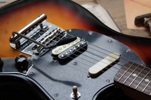 FENDER "Made in Japan Traditional Mustang Limited Run Reverse Head" GIGBAG, 3, 25 KG