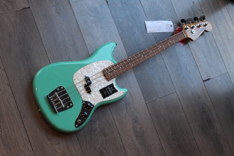 FENDER "Vintera '60s Mustang Bass, Sea Foam Green, Pau Ferro" GIGBAG , 3, 70 KG