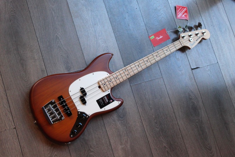 FENDER "Limited American Performer Mustang Bass Maple Neck Honey Burst Satin" GIGBAG, 3, 85 KG