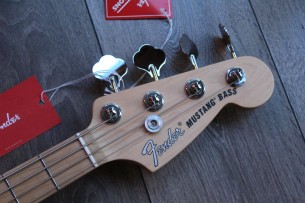 FENDER "Limited American Performer Mustang Bass Maple Neck Honey Burst Satin" GIGBAG, 3, 85 KG
