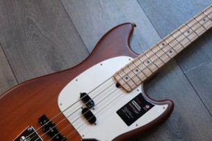 FENDER "Limited American Performer Mustang Bass Maple Neck Honey Burst Satin" GIGBAG, 3, 85 KG