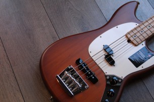 FENDER "Limited American Performer Mustang Bass Maple Neck Honey Burst Satin" GIGBAG, 3, 85 KG