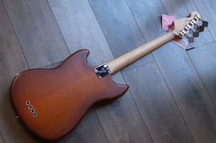 FENDER "Limited American Performer Mustang Bass Maple Neck Honey Burst Satin" GIGBAG, 3, 85 KG