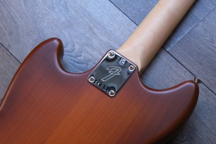 FENDER "Limited American Performer Mustang Bass Maple Neck Honey Burst Satin" GIGBAG, 3, 85 KG