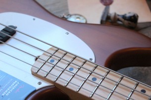 FENDER "Limited American Performer Mustang Bass Maple Neck Honey Burst Satin" GIGBAG, 3, 85 KG