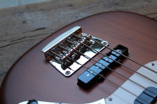 FENDER "Limited American Performer Mustang Bass Maple Neck Honey Burst Satin" GIGBAG, 3, 85 KG