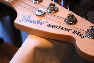 FENDER "Limited American Performer Mustang Bass Maple Neck Honey Burst Satin" GIGBAG, 3, 85 KG