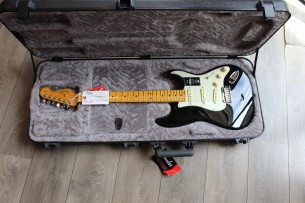 FENDER " American Professional II Stratocaster, Black, Maple" HARDCASE