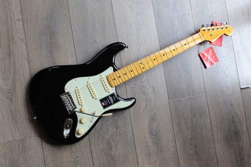 FENDER " American Professional II Stratocaster, Black, Maple" HARDCASE