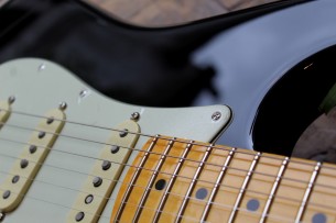FENDER " American Professional II Stratocaster, Black, Maple" HARDCASE