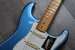 FENDER "American Vintage II 1973 Stratocaster, Maple Fingerboard, Lake Placid Blue"