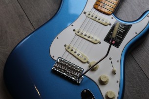 FENDER "American Vintage II 1973 Stratocaster, Maple Fingerboard, Lake Placid Blue"