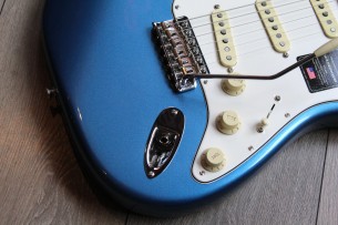 FENDER "American Vintage II 1973 Stratocaster, Maple Fingerboard, Lake Placid Blue"