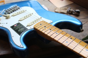 FENDER "American Vintage II 1973 Stratocaster, Maple Fingerboard, Lake Placid Blue"