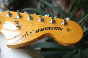FENDER "American Vintage II 1973 Stratocaster, Maple Fingerboard, Lake Placid Blue"