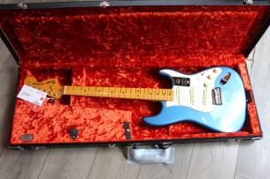 FENDER "American Vintage II 1973 Stratocaster, Maple Fingerboard, Lake Placid Blue"