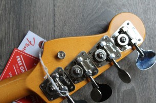 FENDER "American Vintage II 1966 Jazz Bass, Rosewood Fingerboard, Olympic White"