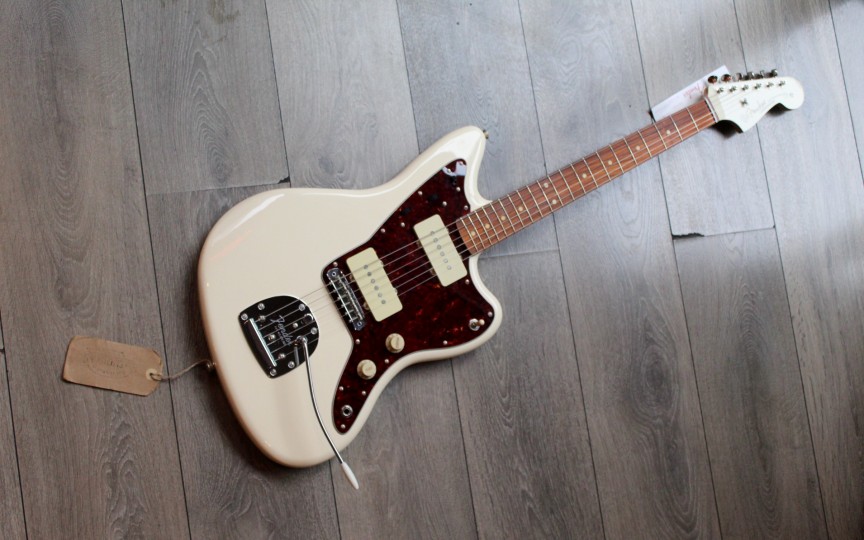 FENDER "Vintera '60 Jazzmaster, Olympic White, Pau Ferro, Gig Bag"