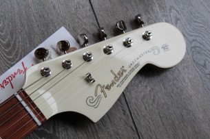FENDER "Vintera '60 Jazzmaster, Olympic White, Pau Ferro, Gig Bag"