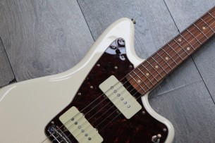 FENDER "Vintera '60 Jazzmaster, Olympic White, Pau Ferro, Gig Bag"