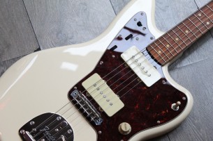 FENDER "Vintera '60 Jazzmaster, Olympic White, Pau Ferro, Gig Bag"