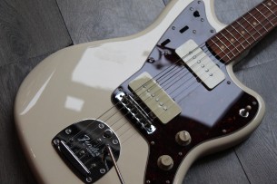 FENDER "Vintera '60 Jazzmaster, Olympic White, Pau Ferro, Gig Bag"